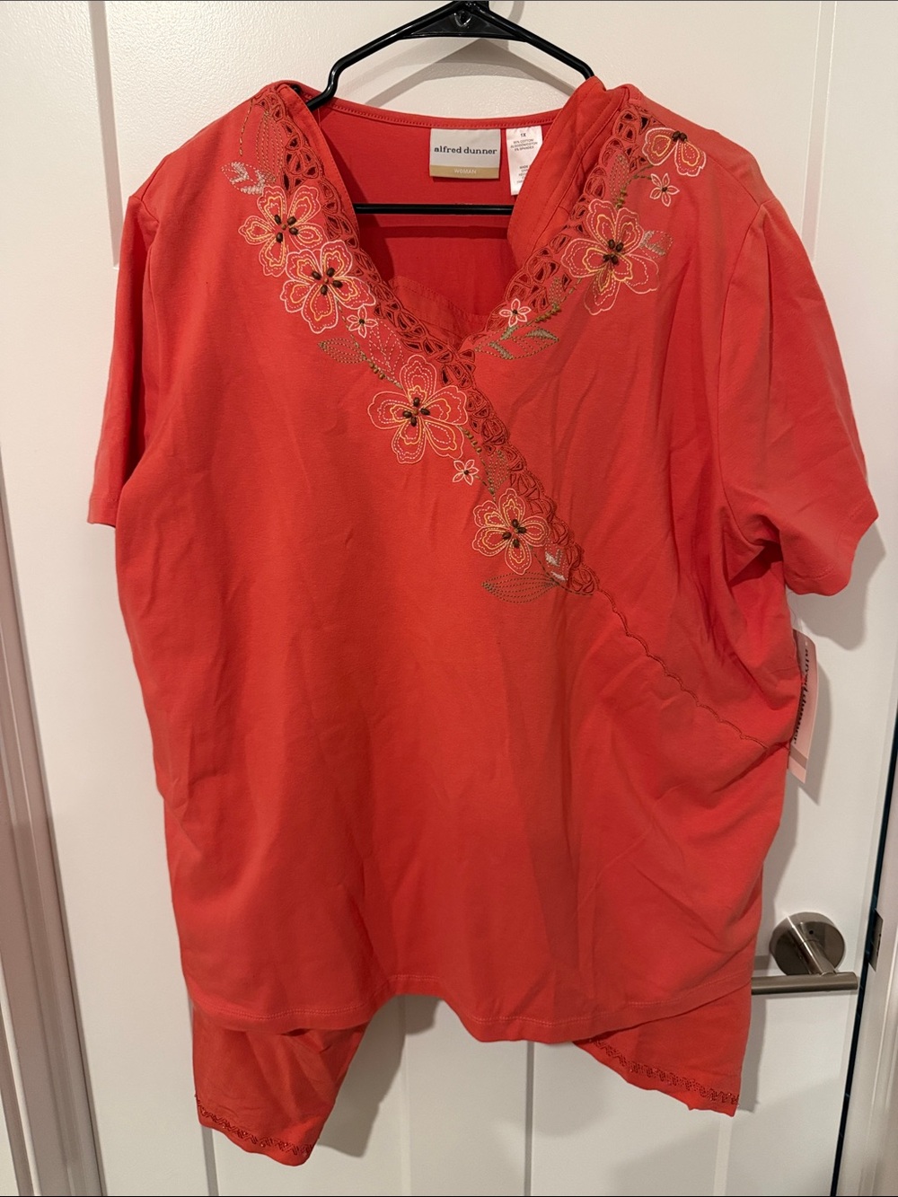 NWT 2-piece set Alfred Dunner Coral Floral-Embroidered V-Neck Top and Pants
